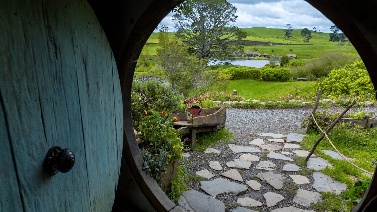 Hobbit-hole in Hobbiton Movie Set, Waikato, New Zealand (© Kim Petersen/Alamy) desktop wallpaper