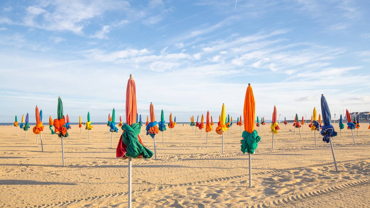 Les célèbres parasols multicolores de la plage de Deauville, Normandie (© Kiszon Pascal/Getty Images) desktop wallpaper