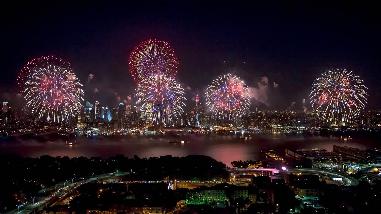 Fireworks over the Hudson River on the Fourth of July, New York (© New York on Air/Shutterstock) desktop wallpaper