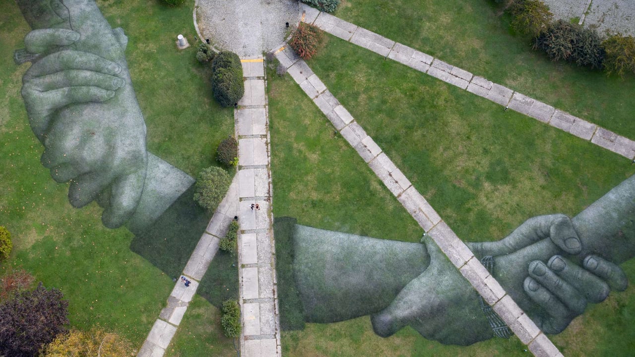 Giant land art fresco by artist Saype in Istanbul, Türkiye (© Chris McGrath/Getty Images) desktop wallpaper