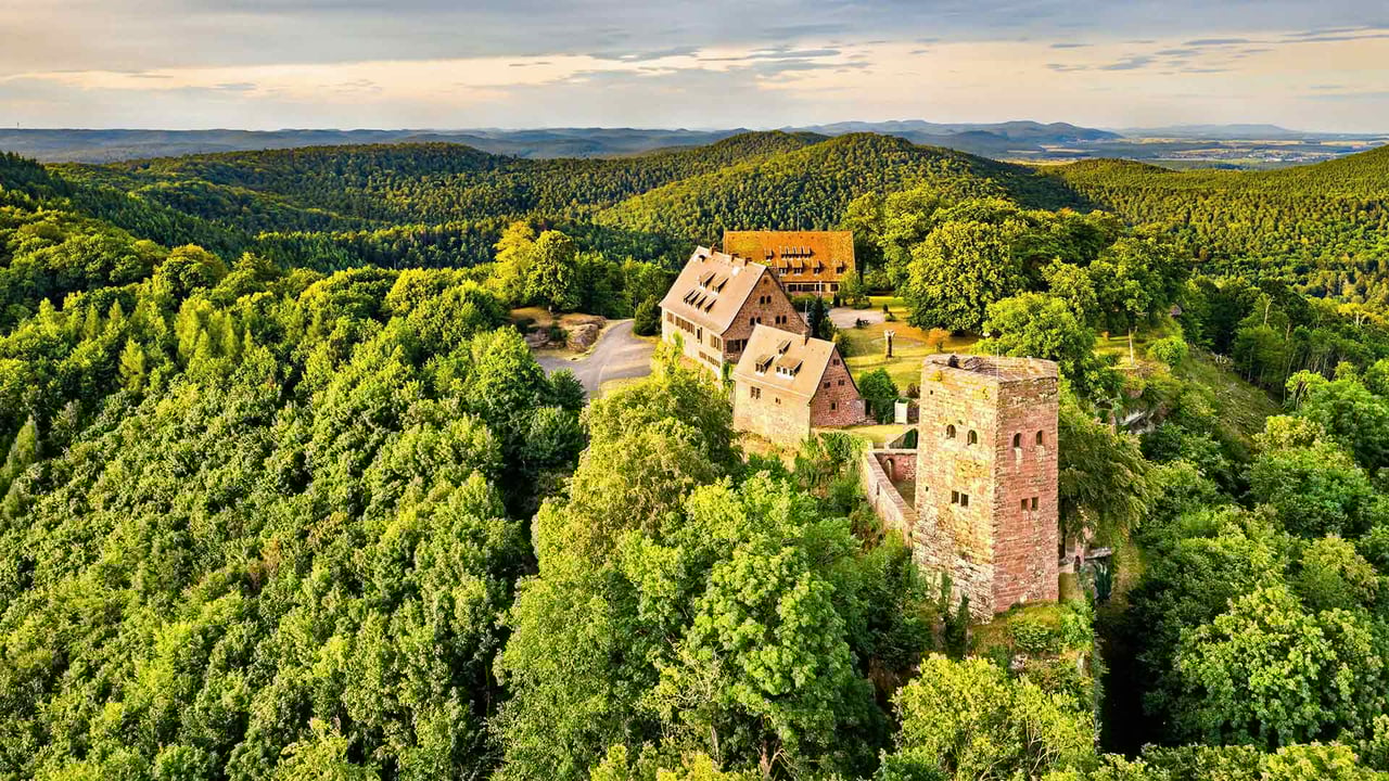Le château de Hunebourg dans les Vosges, Bas-Rhin, Alsace (© Leonid Andronov/Alamy Stock Photo) desktop wallpaper