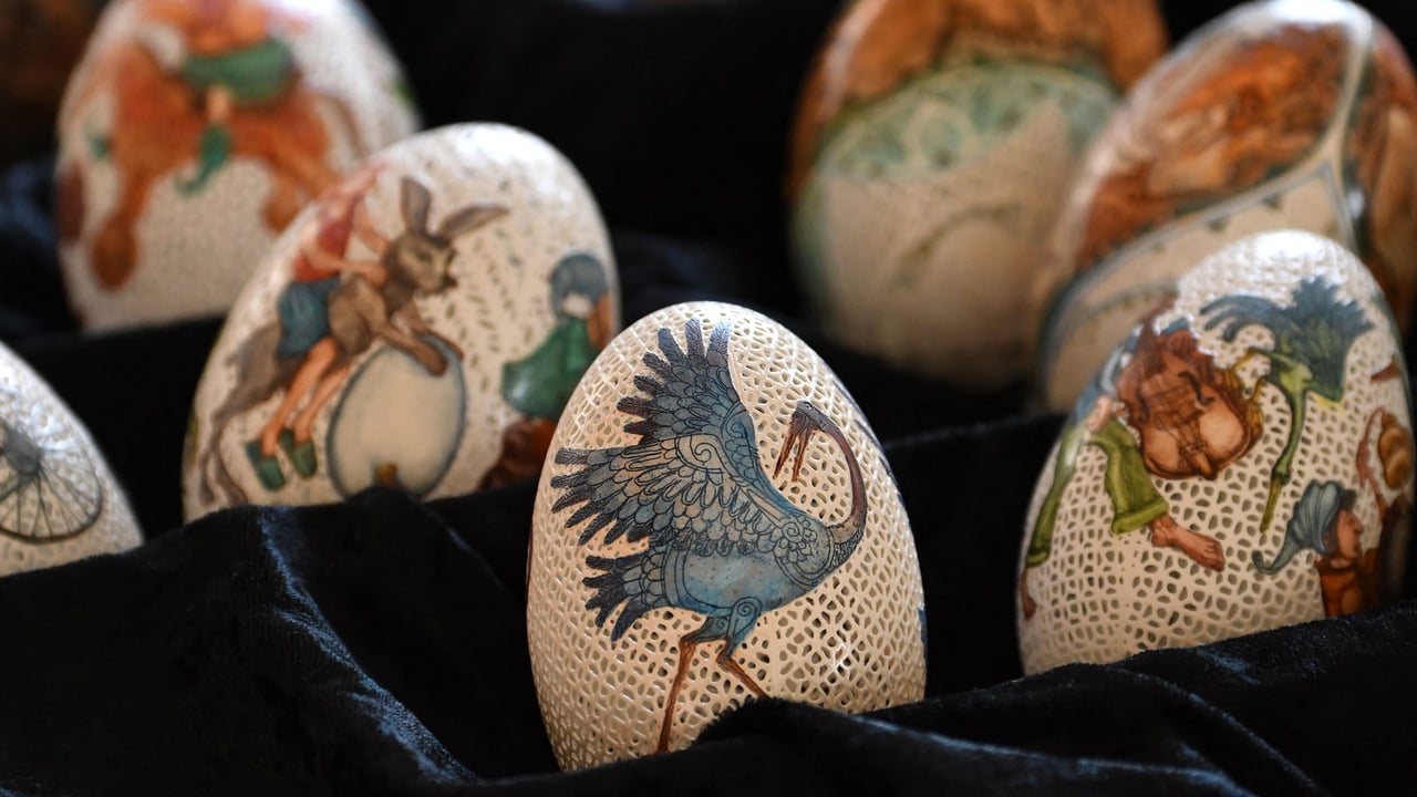 Easter eggs painted by Tünde Csuhaj, Szekszárd, Hungary (© ATTILA KISBENEDEK/AFP/Getty Images) desktop wallpaper