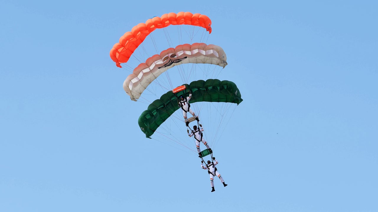 Air show at Bamhrauli Air station, 2017 (© CrowdSpark/Alamy Stock Photo) desktop wallpaper