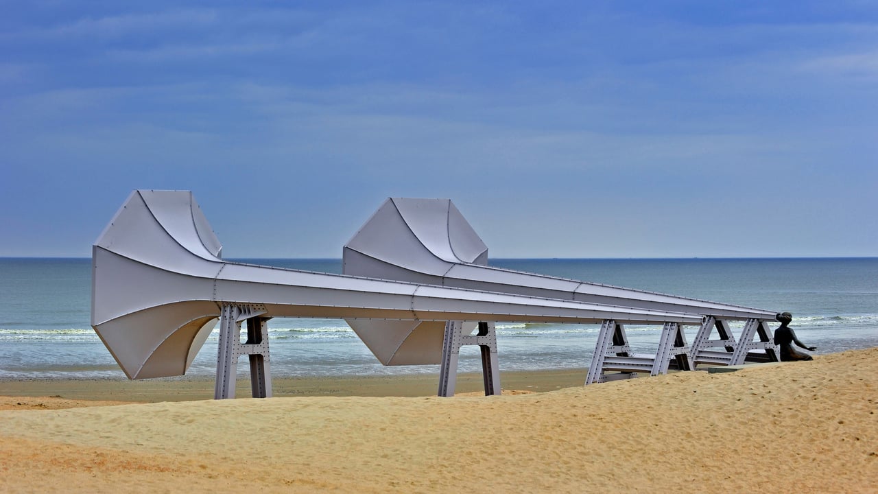 'I Can Hear It,' an installation by artist Ivars Drulle on the beach by the villages of Middelkerke and Westende, Belgium (© Arterra Picture Library/Alamy) desktop wallpaper