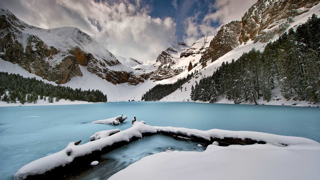 比利牛斯山脉中的高山湖Ibón de Plan,西班牙韦斯卡 (© Getty Images) desktop wallpaper