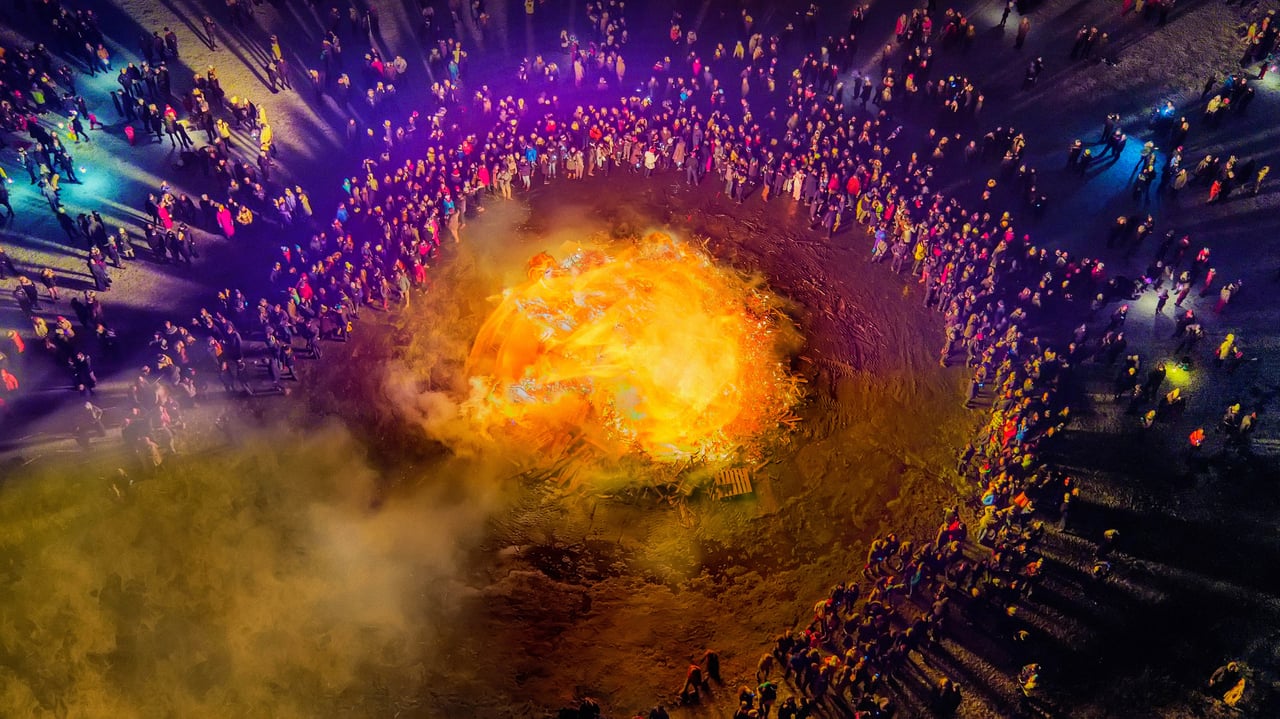 Bonfire to celebrate New Year's Eve in 2014 in Reykjavik, Iceland (© Ragnar Th Sigurdsson/Alamy) desktop wallpaper