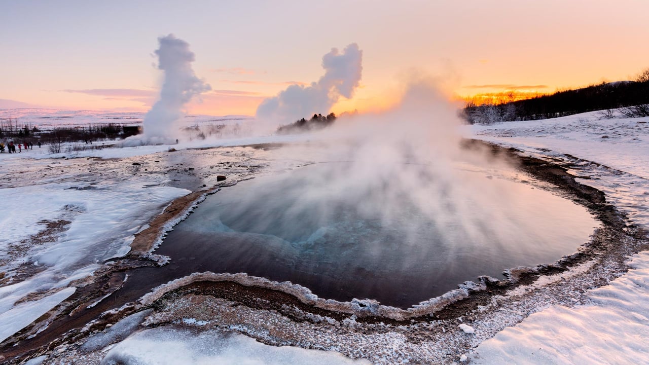 Strokkur geyser in Iceland (© John and Tina Reid/Getty Images) desktop wallpaper