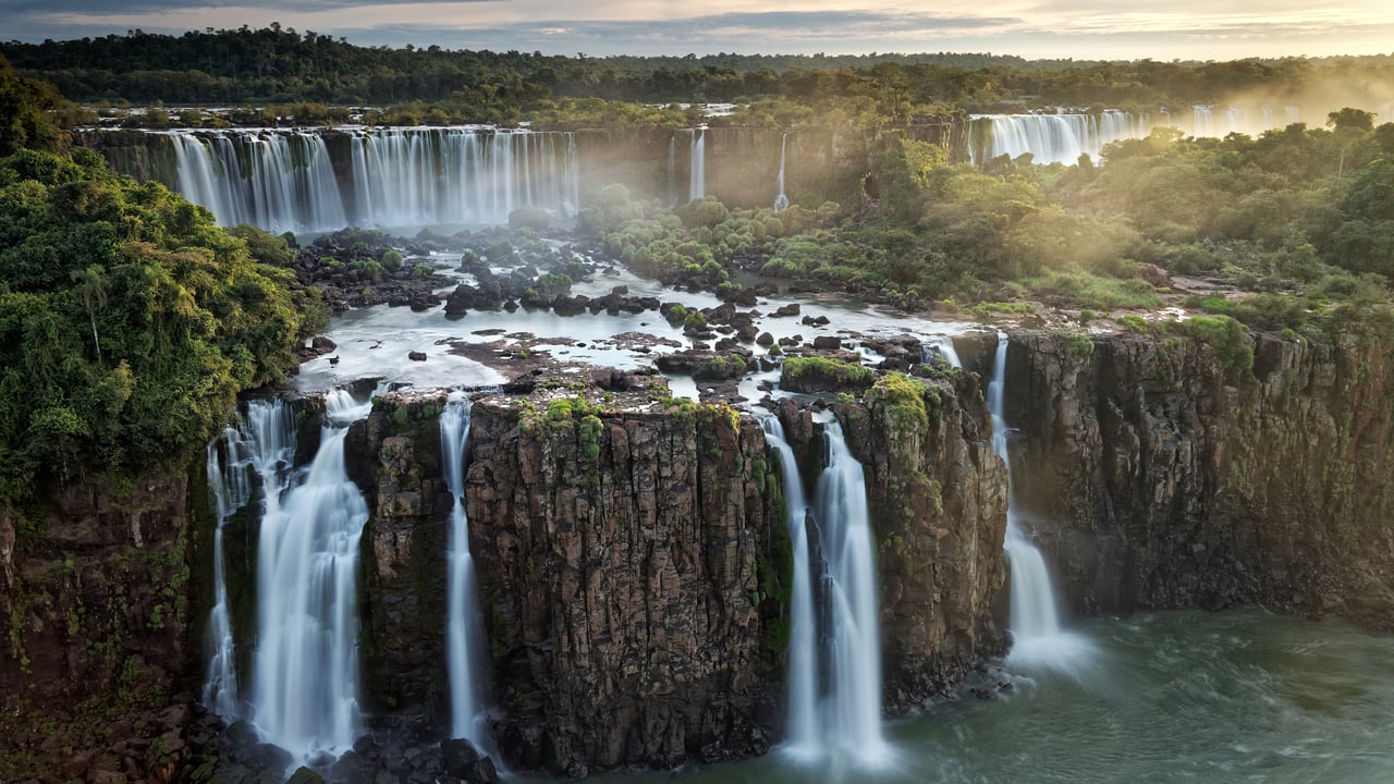 Three Musketeers Falls at Iguazú Falls, Argentina (© Mark Meredith/Getty Images) desktop wallpaper