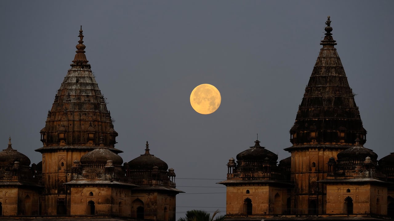 Full Moon set at dawn, behind Cenotaphs, Orchha, Madhya Pradesh, India (© Vaibhav Tripathi/Alamy Stock Photo) desktop wallpaper