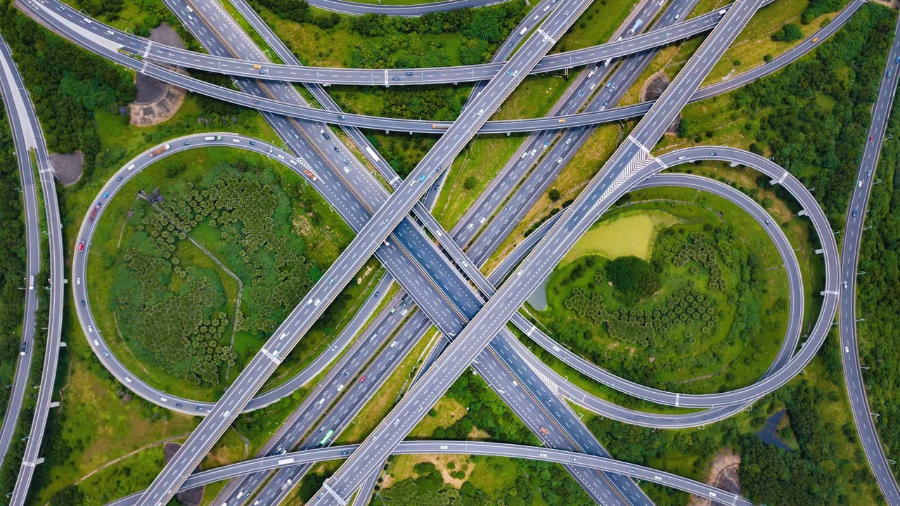 Highways in Taipei, Taiwan (© Tavarius/Shutterstock) desktop wallpaper