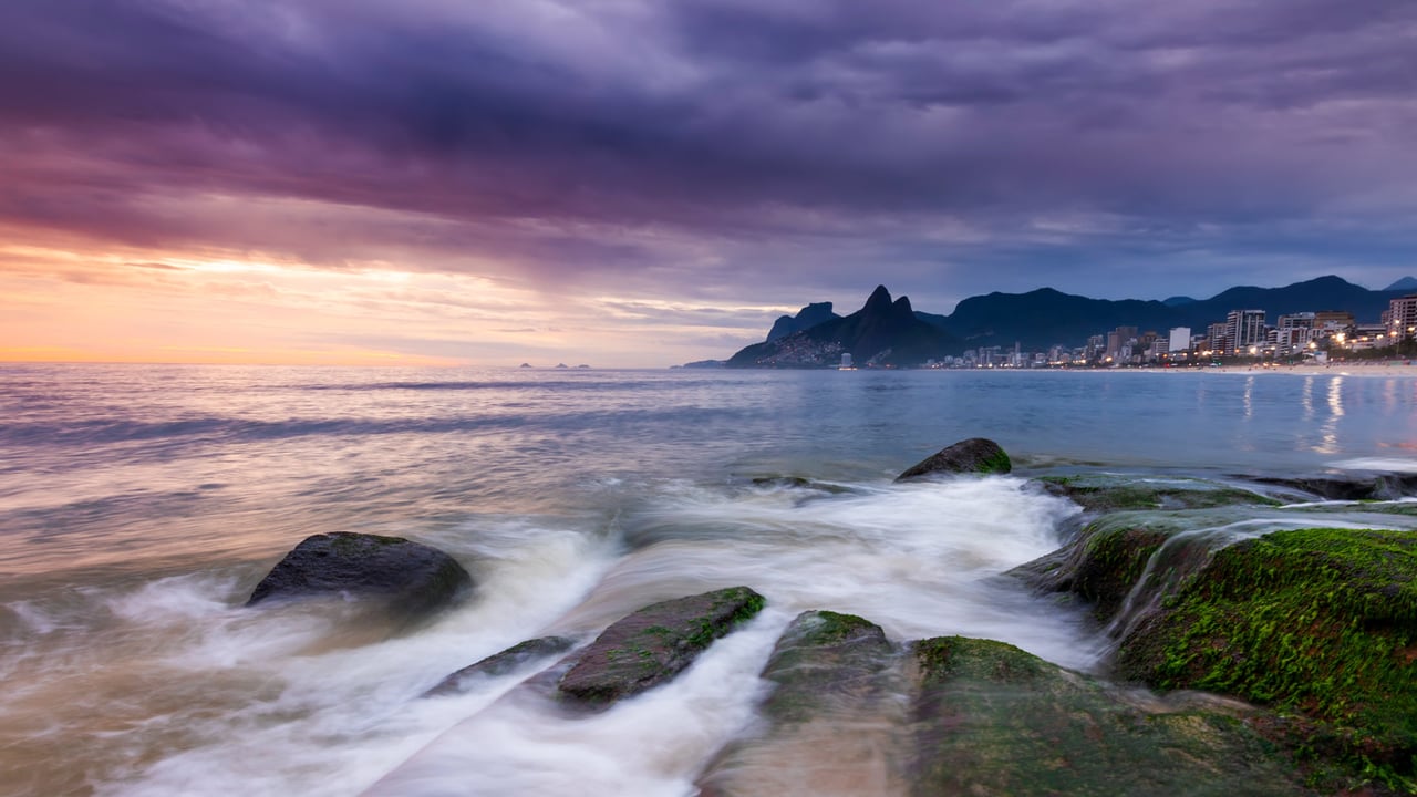 Pôr do sol na praia de Ipanema, Rio de Janeiro, Brasil. Vista para as praias de Ipanema e Leblon, Morro Dois Irmãos e Pedra da Gávea (© Anton Petrus/Getty Images) desktop wallpaper
