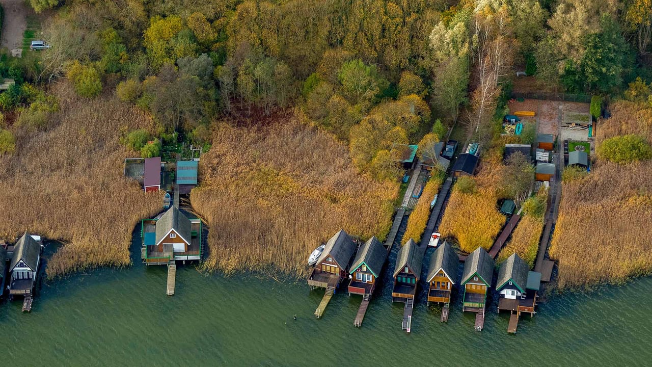 Bootshäuser am Inselsee, Güstrow, Mecklenburg-Vorpommern, Deutschland (© Hans Blossey/Alamy Stock Photo) desktop wallpaper
