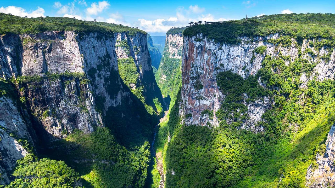 Cânion do Itaimbezinho, Brasil (© NidoHuebl/Getty Images) desktop wallpaper