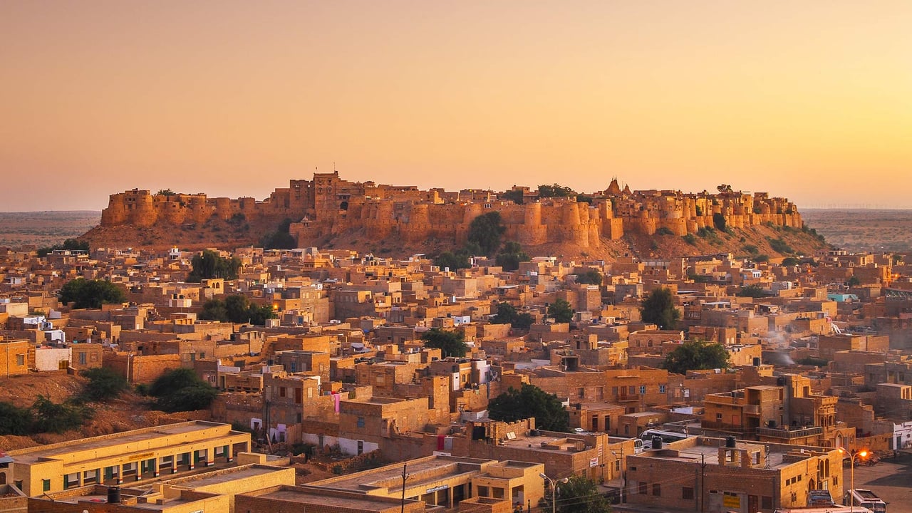 Jaisalmer Fort in sunset light in Rajasthan, India (© Getty Images) desktop wallpaper