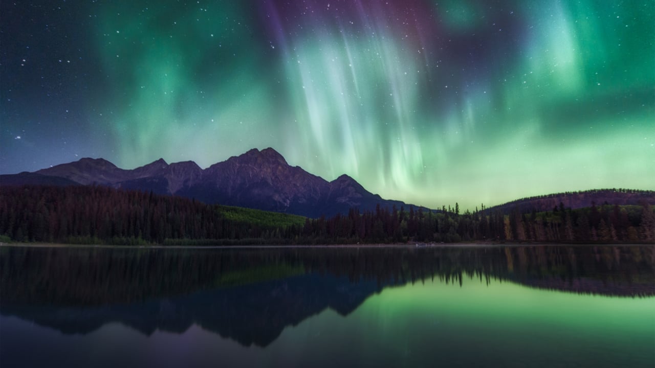 Northern lights over Patricia Lake in Jasper National Park, Alberta (© Daniel Viñé Garcia/Getty Images) desktop wallpaper