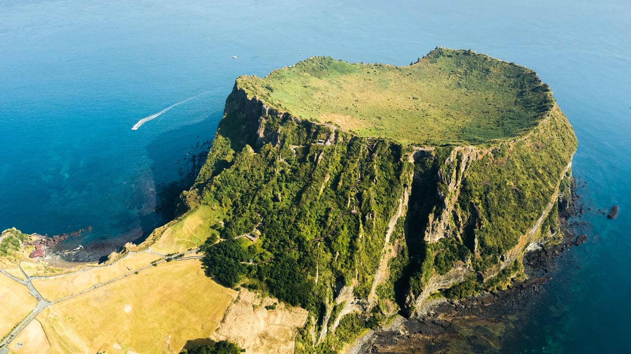 Seongsan Ilchulbong, a tuff cone on Jeju Island, South Korea (© Quynh Anh Nguyen/Getty Images) desktop wallpaper
