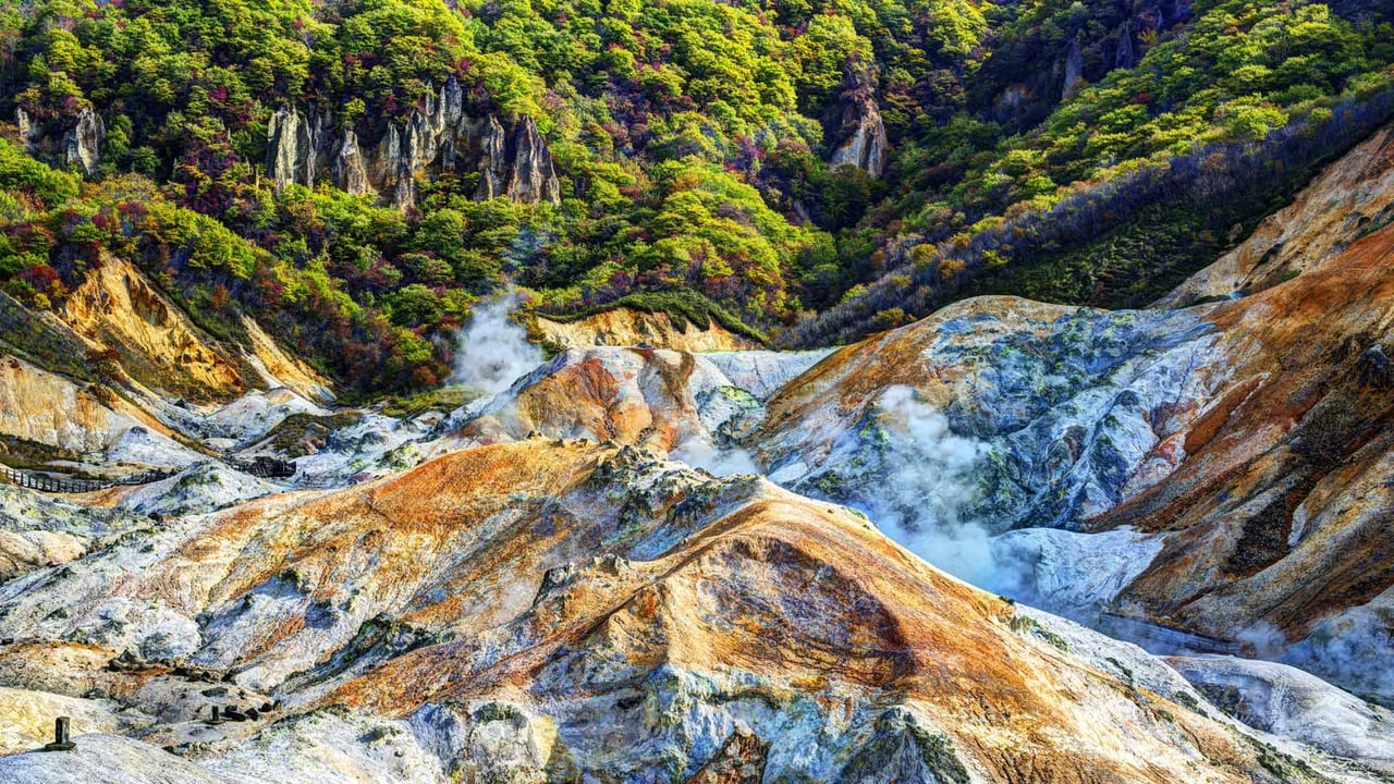 「登別地獄谷」北海道, 登別 (© Sean Pavone/Shutterstock) desktop wallpaper