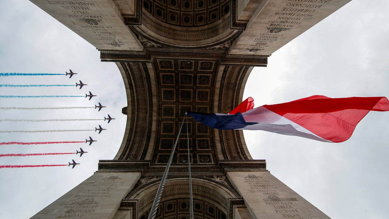 La Patrouille de France survolant l’Arc de Triomphe lors des célébrations du 14 juillet 2020 (© REUTERS/Gonzalo Fuentes) desktop wallpaper