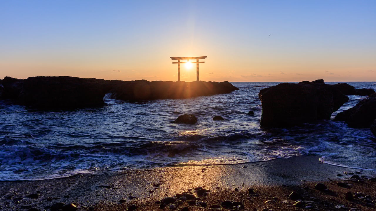 神磯の鳥居, 茨城 大洗 (© Pigprox/Shutterstock) desktop wallpaper