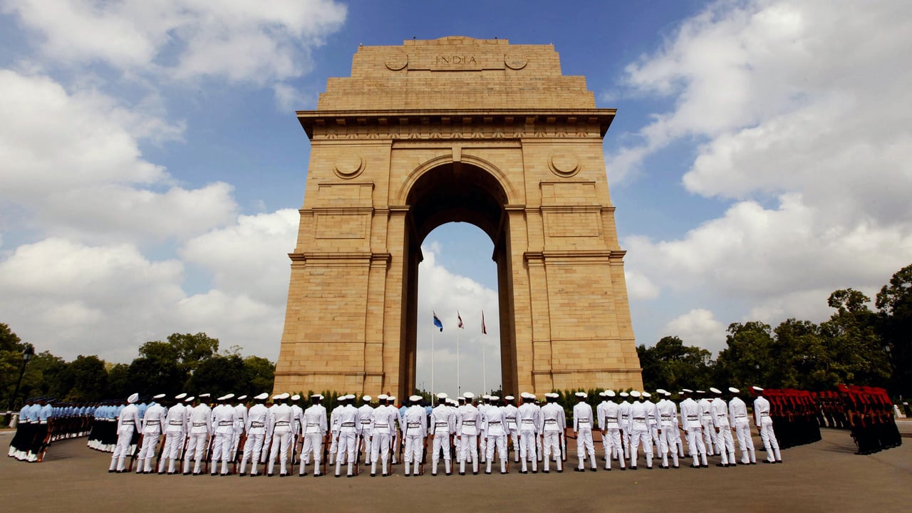 Defence personnel pay tribute to Kargil martyrs (© Hindustan Times/Contributor/Getty images) desktop wallpaper