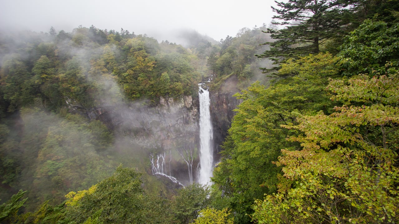 ｢華厳の滝｣栃木県, 日光市 (© Sawarut Triratanachat/Shutterstock) desktop wallpaper