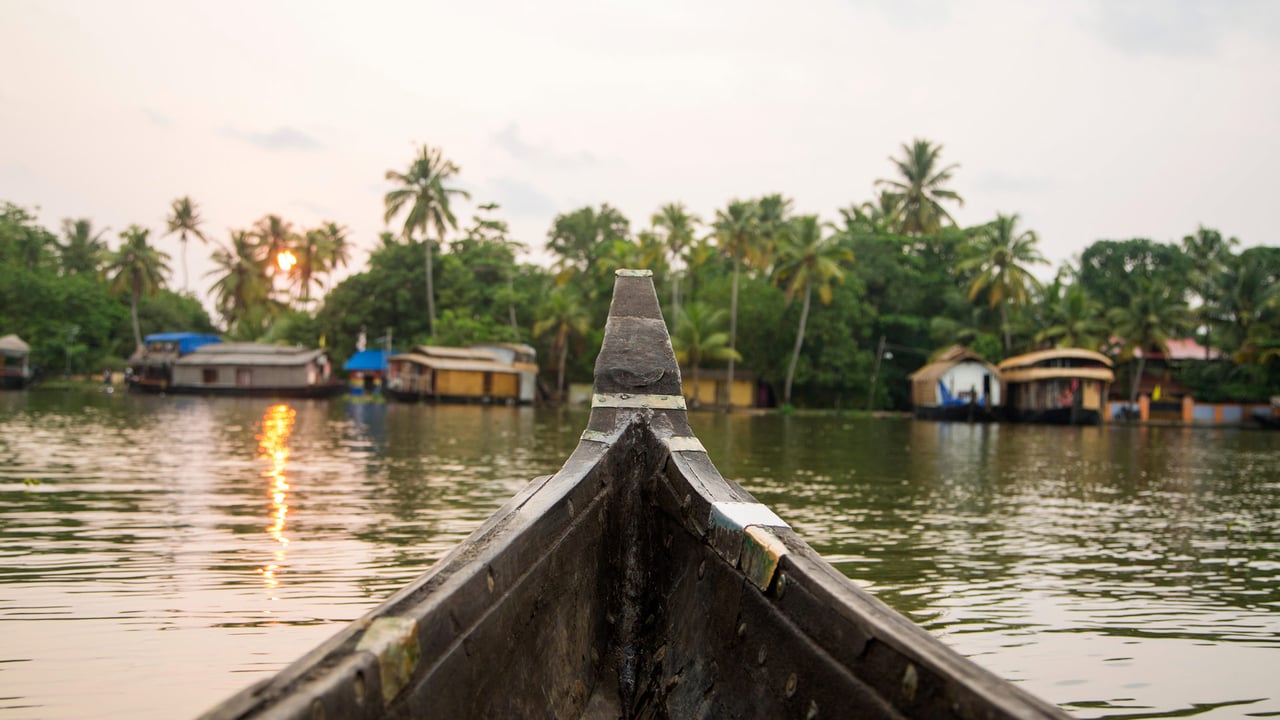 Boat at backwaters of Kerala, India (© Goran Bogicevic/Alamy Stock Photo) desktop wallpaper