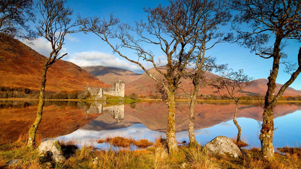 Kilchurn Castle reflected in Loch Awe, Argyll and Bute, Scotland (© Tom Mackie/plainpicture) desktop wallpaper