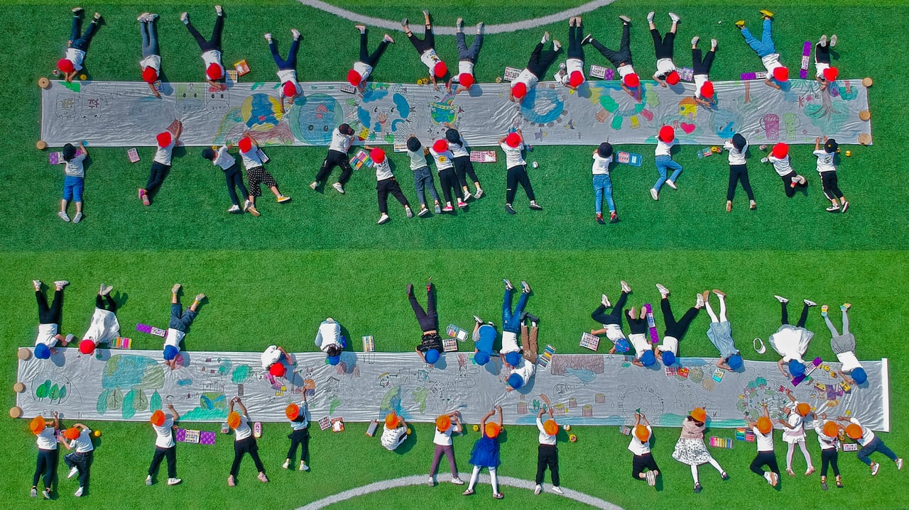 Kindergarteners drawing on canvases in Nantong, Jiangsu province, China (© Xu Hui/VCG via Getty Images) desktop wallpaper