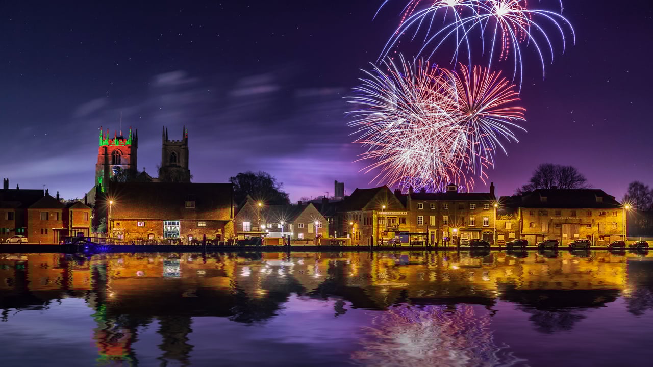 Fireworks exploding over the Great River Ouse, King's Lynn, Norfolk (© Simon Bratt/Shutterstock) desktop wallpaper