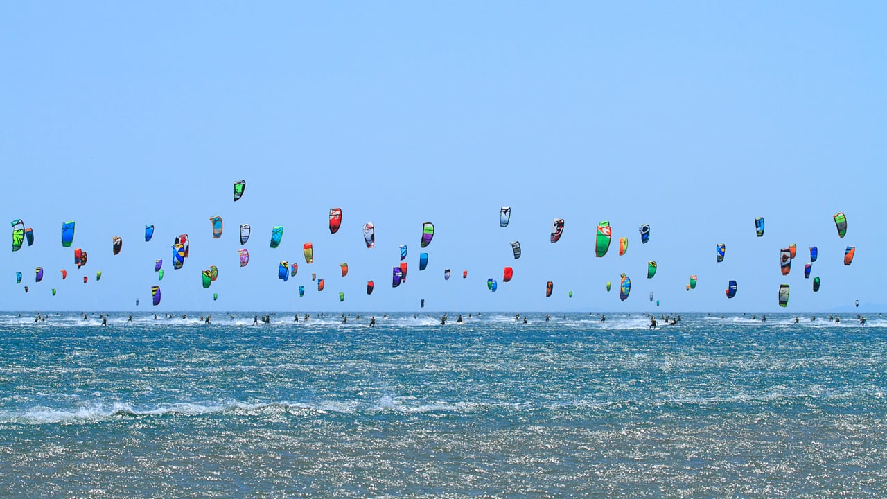 Course de Kitesurf, Gruissan, Aude, Occitanie (© Philippe Turpin/Delta Images/Offset by Shutterstock) desktop wallpaper