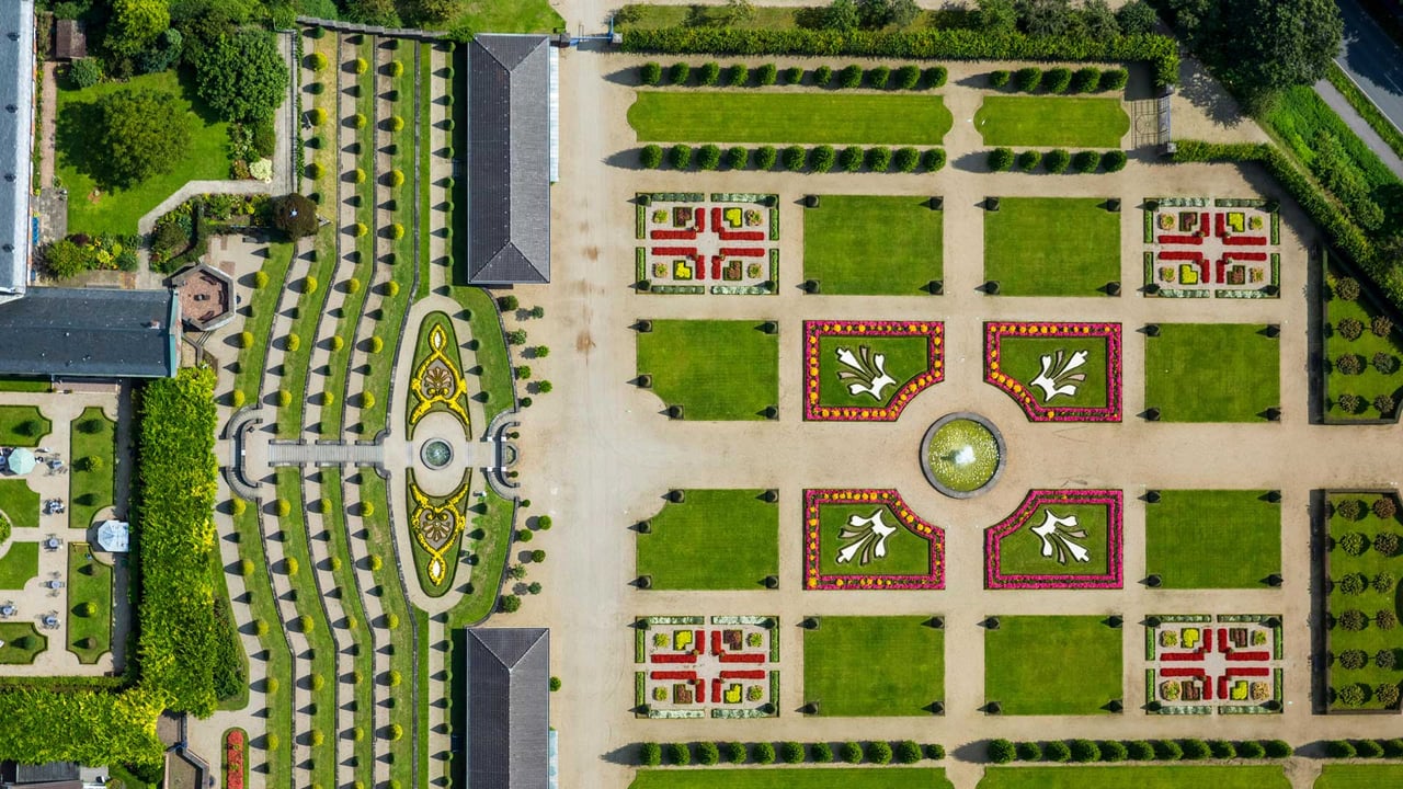 Kloster Kamp mit Terrassengarten und Klosterbarockgarten, Kamp-Lintfort, Niederrhein (© Hans Blossey/Alamy) desktop wallpaper
