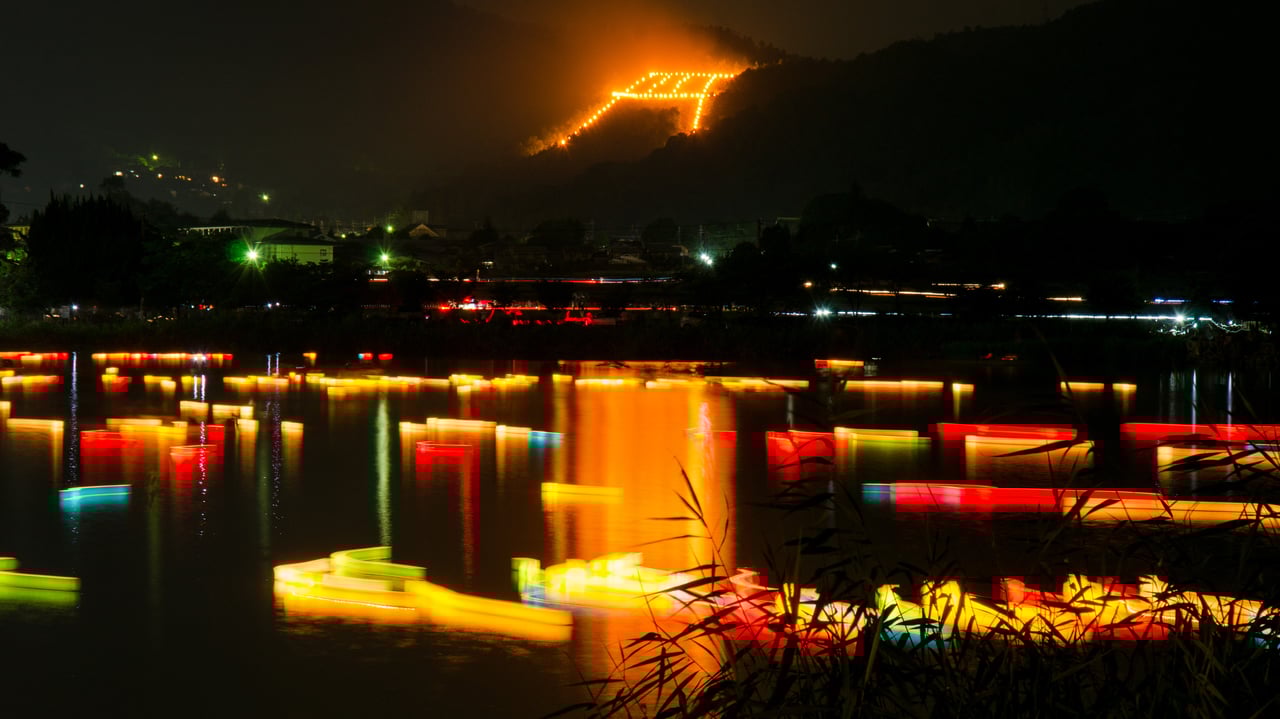 「五山送り火の鳥居形松明と灯篭流し」京都 (© Kaoru Hayashi/Getty Images) desktop wallpaper