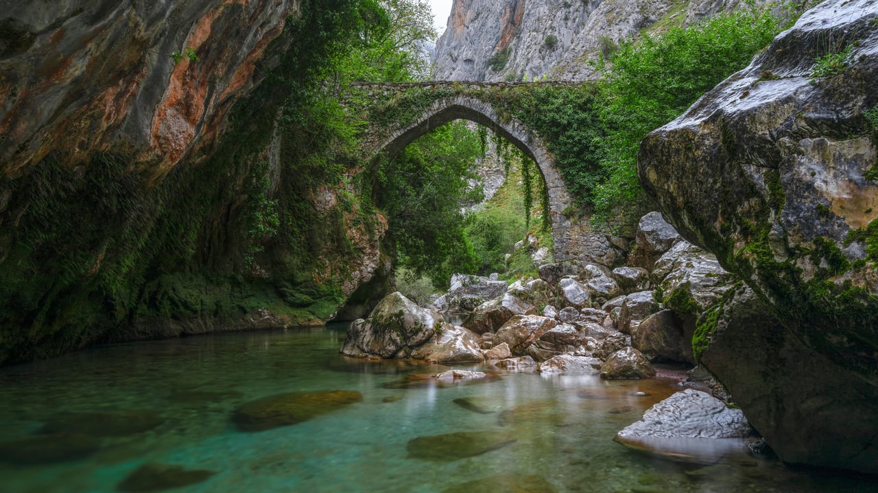 Puente de la Jaya, Rio Cares, Picos de Europa, Asturias, España (© Joana Kruse/Alamy Images) desktop wallpaper