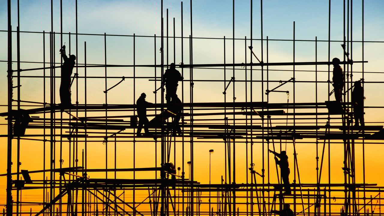 Construction workers on scaffolding (© Bits and Splits/Shutterstock) desktop wallpaper