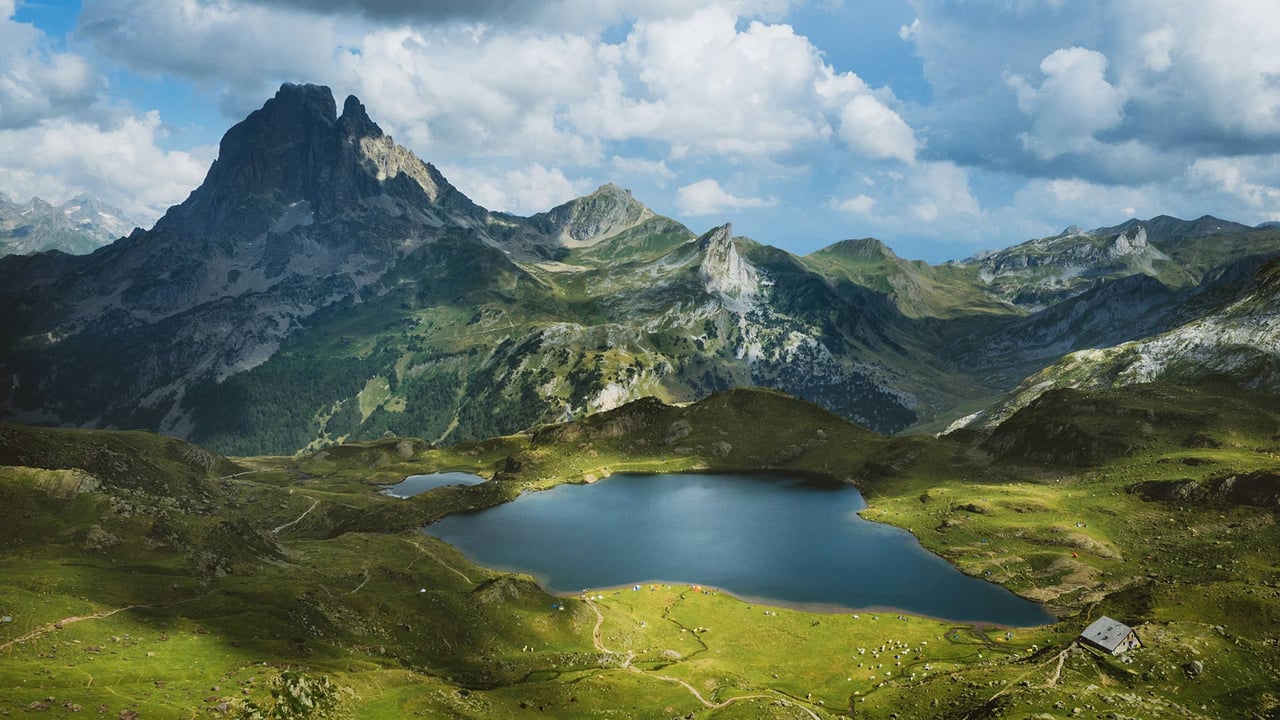 南奥索峰的Lac d'Ayous小屋,法国 (© Eneko Aldaz/Offset by Shutterstock) desktop wallpaper