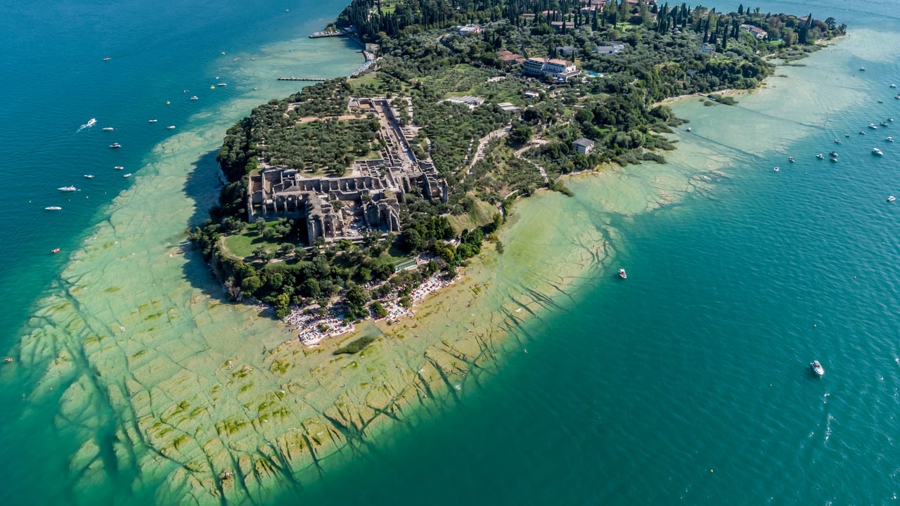 Grotte di Catullo, Sirmione, Provincia di Brescia, Lombardia (© AlagnaMarco/Getty Images) desktop wallpaper