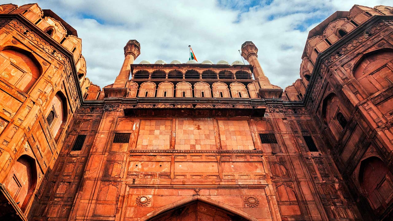 Lahori Gate of the Red Fort, Delhi (© powerofforever/iStock/Getty Images Plus) desktop wallpaper