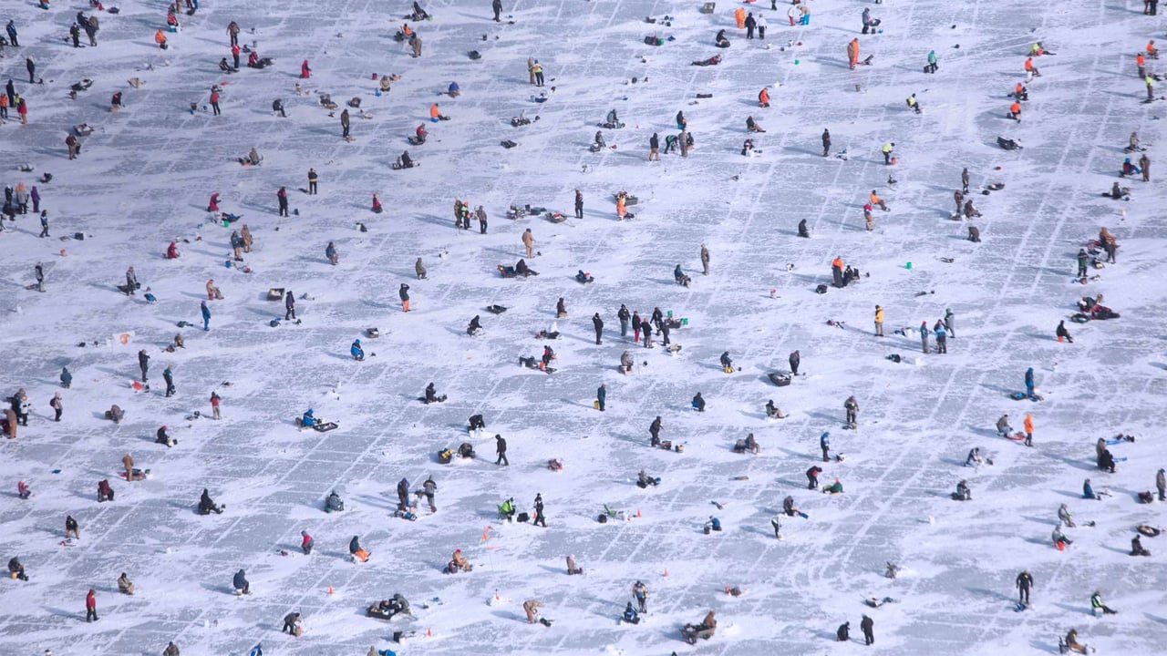 People ice fishing on Gull Lake in Brainerd, Minnesota (© Robert Benson/Cavan) desktop wallpaper