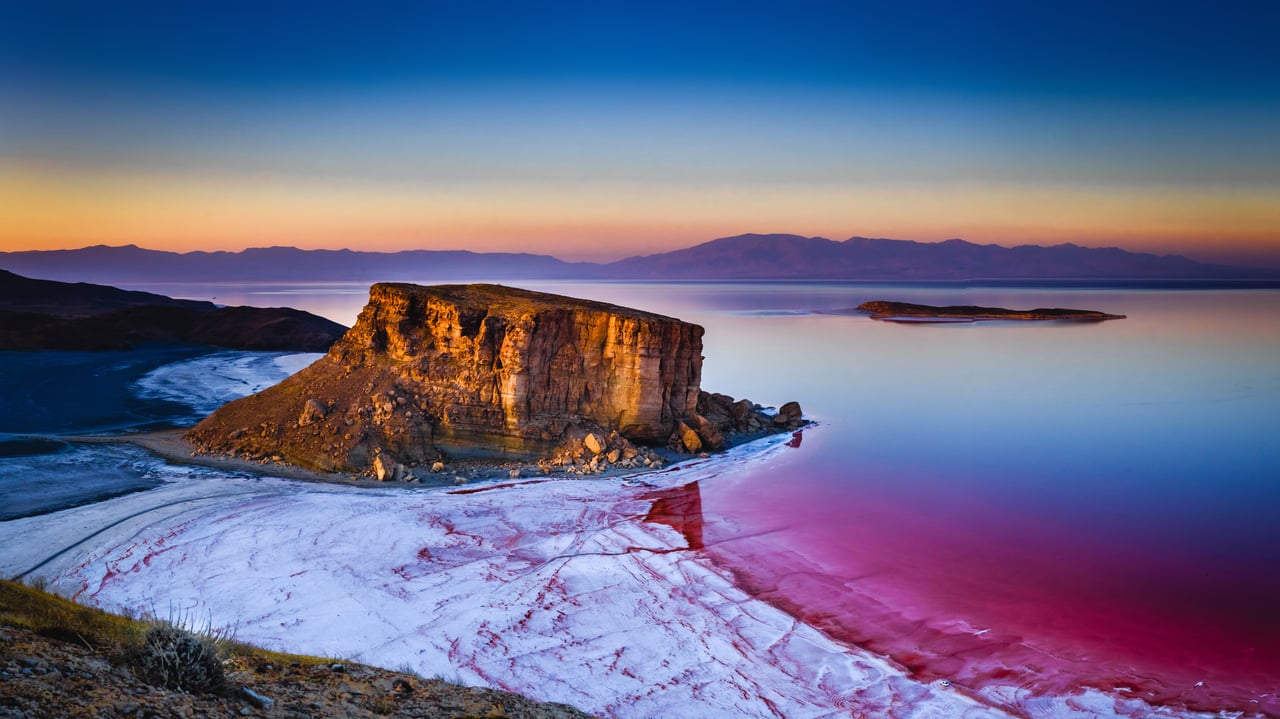 Kazem Dashi rock formation in Lake Urmia, Iran (© Ali/Adobe Stock) desktop wallpaper