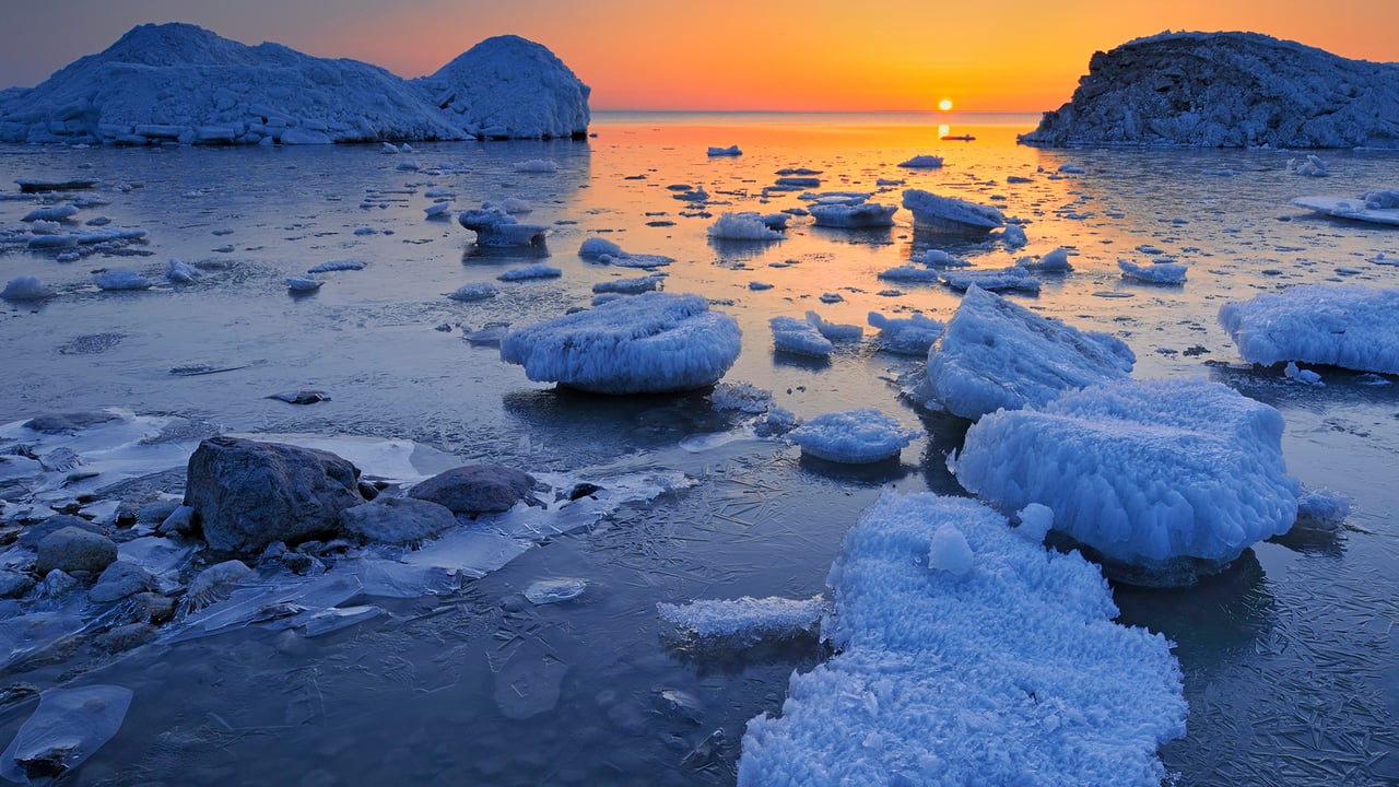 Spring ice along the shore of Lake Winnipeg, Manitoba, Canada (© Mike Grandmaison/Jaynes Gallery/DanitaDelimont.com) desktop wallpaper