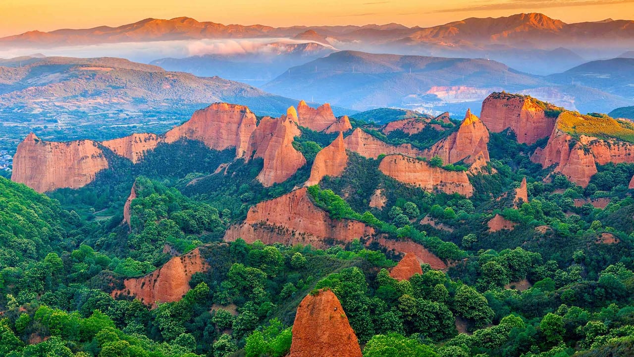 Ancient Roman gold mining site of Las Médulas, León, Spain (© DEEPOL by plainpicture/David Santiago Garcia) desktop wallpaper