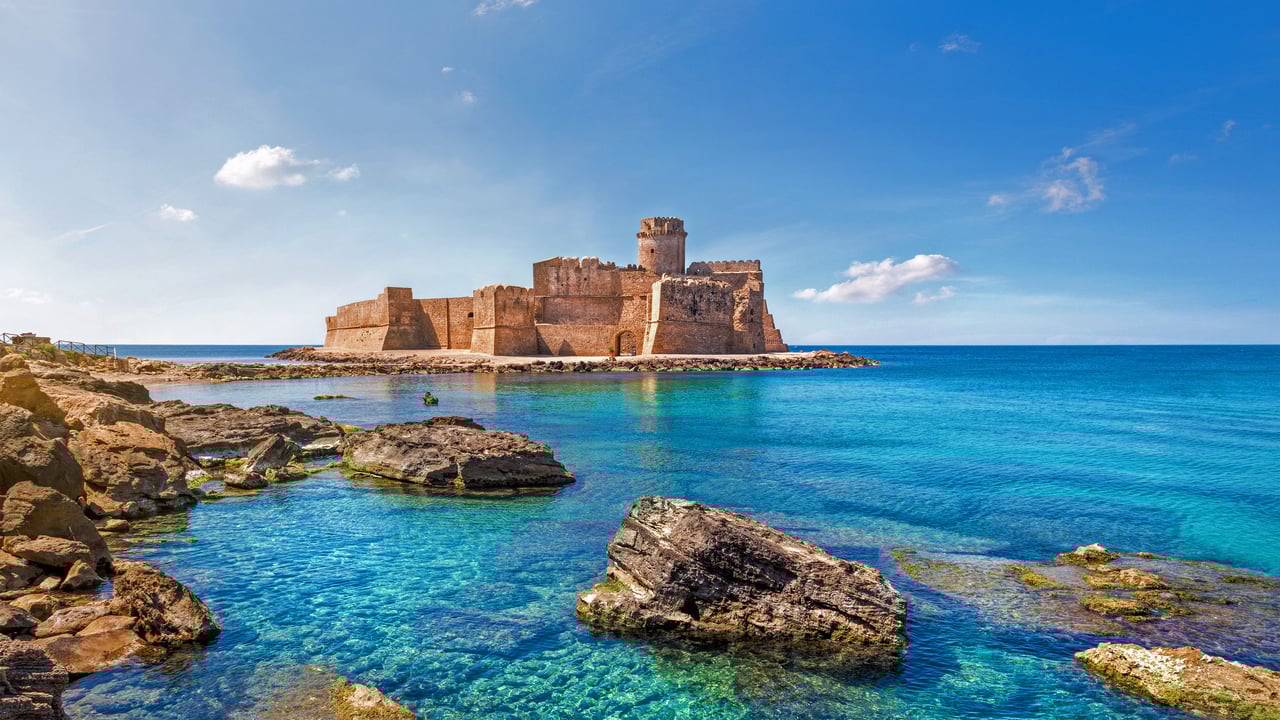 Le Castella at Capo Rizzuto, Italy (© mRGB/Shutterstock) desktop wallpaper