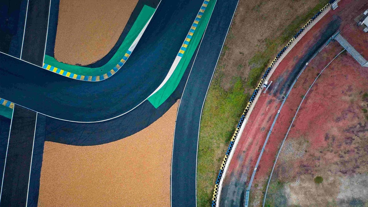 Vue aérienne du circuit Bugatti, Le Mans (© Lou Benoist/AFP via Getty Images) desktop wallpaper