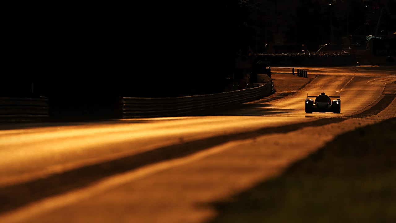Action au lever du soleil sur le Circuit des 24h en septembre 2020 au Mans (© Photo by James Moy Photography/Getty Images) desktop wallpaper