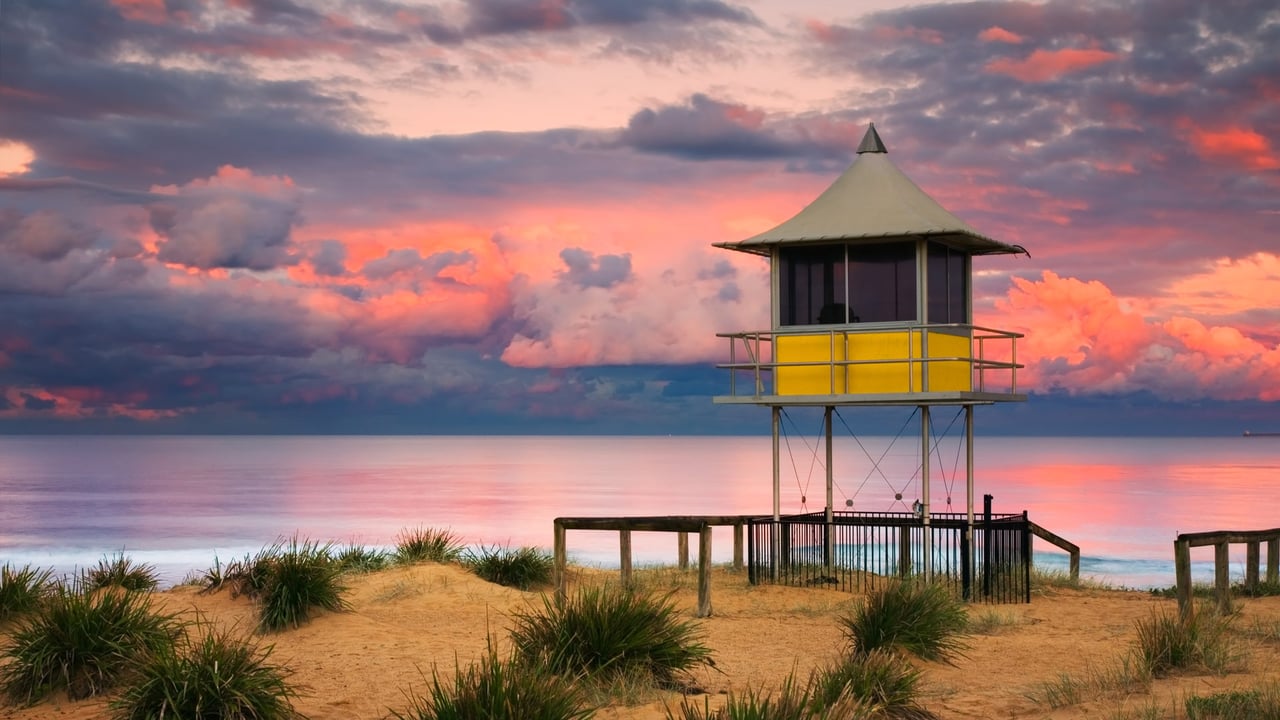 Wasserrettungsstation im Sonnenuntergang am Strand von The Entrance, Central Coast, Bundesstaat New South Wales, Australien (© Yury Prokopenko/Getty Images) desktop wallpaper