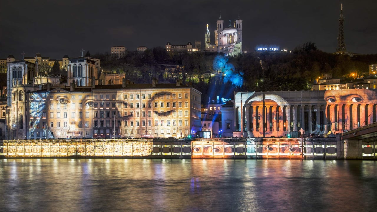 Fête des Lumières, œuvre d'art de Daniel Knipper, nommée Regards, en hommage aux victimes de l'attentat de Paris 2015, Lyon, France (© Baptiste de Izarra/Alamy Stock Photo) desktop wallpaper