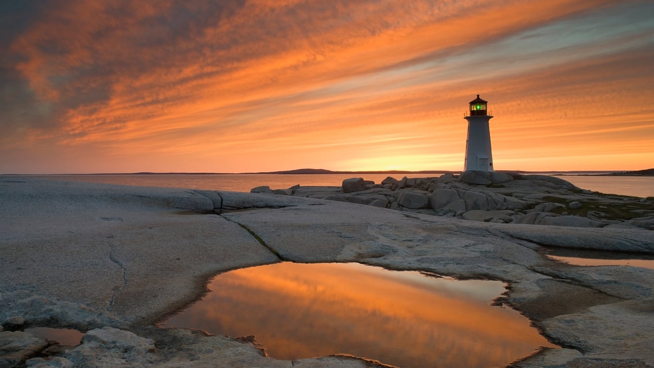 Phare de Peggys Cove, Nouvelle-Écosse, Canada (© Darwin Wiggett/Offset) desktop wallpaper