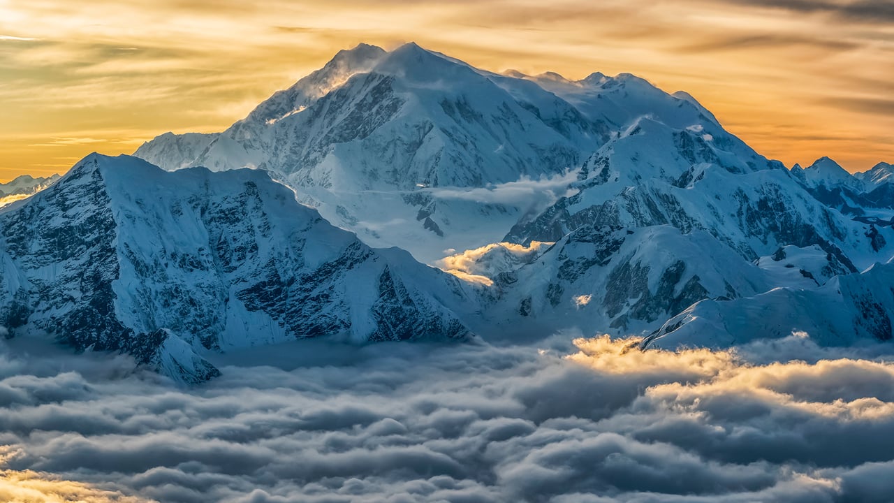 Mount Logan in Kluane National Park and Reserve, Yukon, Canada (© plainpicture/Design Pics/Robert Postma) desktop wallpaper