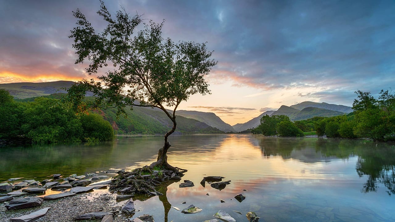 Sunrise at Llyn Padarn at Llanberis, Snowdonia National Park (© Helen Hotson/Alamy Stock Photo) desktop wallpaper