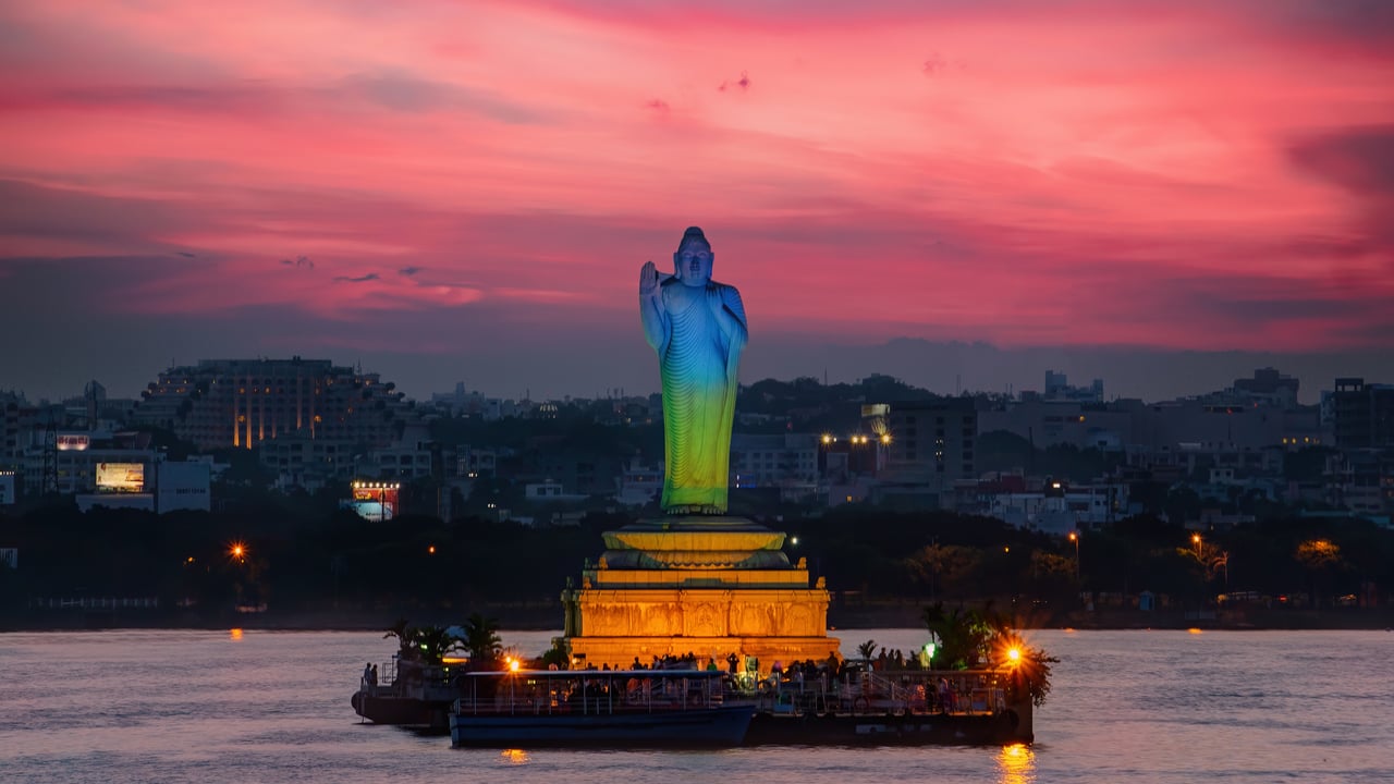 Buddha Statue, Hussain Sagar, Hyderabad, Telangana (© Amith Nag Photography/Getty Images) desktop wallpaper